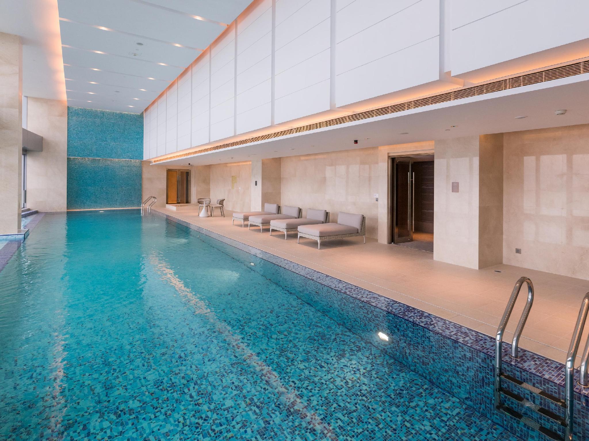 Crowne Plaza Macau By Ihg Hotel Ngoại thất bức ảnh The swimming pool at The Hari