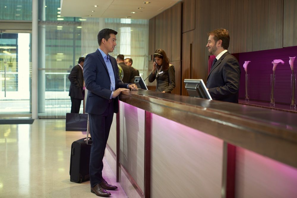Crowne Plaza Macau By Ihg Hotel Ngoại thất bức ảnh A hotel receptionist