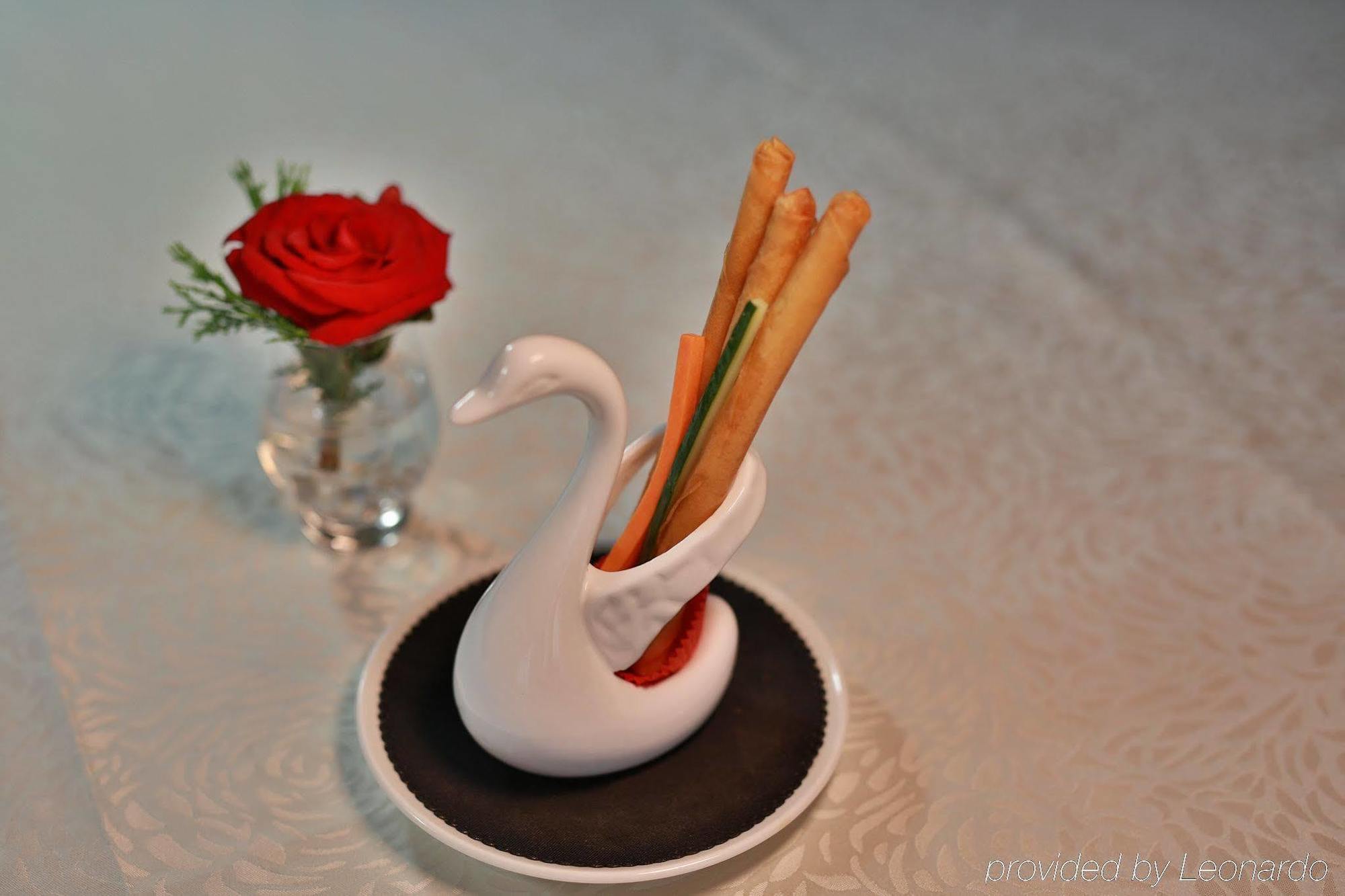 Crowne Plaza Macau By Ihg Hotel Ngoại thất bức ảnh A swan-shaped chopstick holder