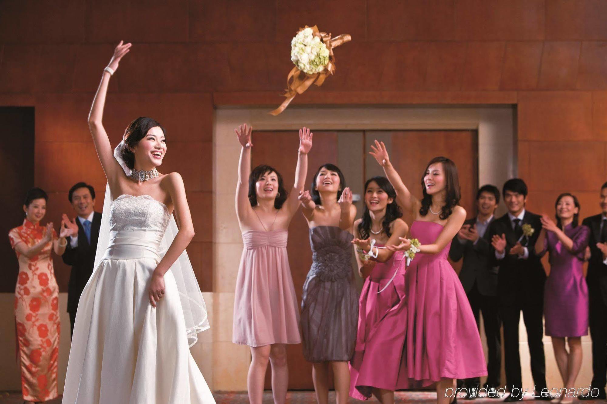 Crowne Plaza Macau By Ihg Hotel Ngoại thất bức ảnh A bride throwing her bouquet